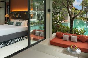 Bazén v ubytování Grand Mercure Khao Lak Bangsak nebo v jeho okolí