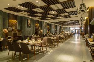 Restoran atau tempat lain untuk makan di Dong Duong Hotel & Suites - Afternoon Tea Inclusive - Very Central