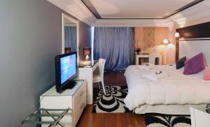 TV a/nebo společenská místnost v ubytování Royal Mirage Fes Hotel