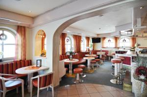 A restaurant or other place to eat at Kaiserhotel Kitzbühler Alpen Még 21 kép