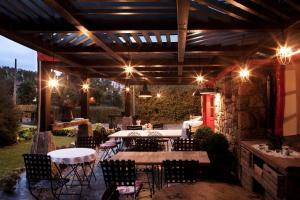 patio ze stołem, krzesłami i światłami w obiekcie Hotel IRARAGORRI w mieście Galdakao