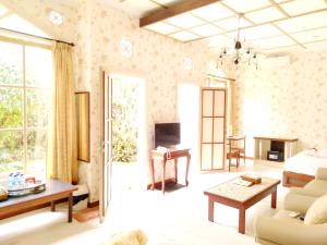 uma sala de estar com um sofá e uma mesa em Family Hotel Gradia 1 em Batu