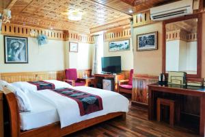 1 dormitorio con 1 cama, escritorio y TV en Khách sạn TRIỆU KÝ VOÒNG, en Lạng Sơn