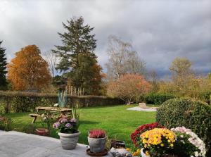 a garden with a table and flowers in a yard at Maison Rochefort quartier Montrival in Rochefort