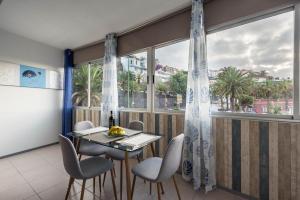 een eetkamer met een tafel en stoelen en een raam bij Estudio Bel Air in Puerto de la Cruz
