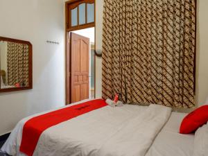 En eller flere senger på et rom på RedDoorz near Tugu Yogyakarta