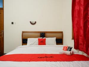 En eller flere senger på et rom på RedDoorz near Tugu Yogyakarta
