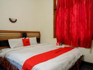 En eller flere senger på et rom på RedDoorz near Tugu Yogyakarta