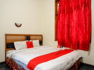 En eller flere senger på et rom på RedDoorz near Tugu Yogyakarta