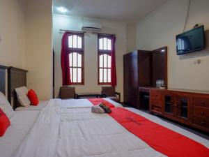 En eller flere senger på et rom på RedDoorz near Tugu Yogyakarta