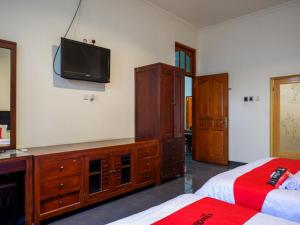 En eller flere senger på et rom på RedDoorz near Tugu Yogyakarta