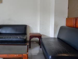 Et sittehjørne på RedDoorz near Tugu Yogyakarta