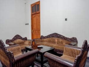 Et sittehjørne på RedDoorz near Tugu Yogyakarta