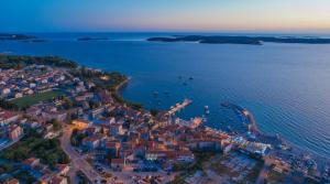 eine Luftansicht einer Stadt auf dem Wasser in der Unterkunft Villetta Phasiana in Fažana