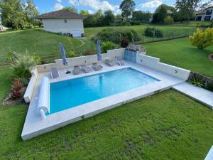 Foto dalla galleria di Villa Alba. Piscine grand jardin Hauts de Bordeaux a Carignan