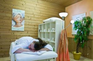 A bed or beds in a room at Kaiserhotel Kitzbühler Alpen