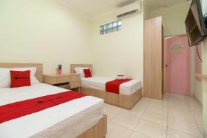 Кровать или кровати в номере RedDoorz Syariah @ Cinere Depok