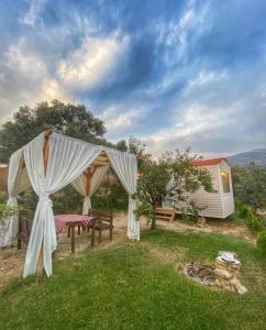 a tent and a picnic table in a yard at Hayal Tadında in Izmir
