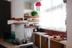 Nhà bếp/bếp nhỏ tại Unique - Spacious Studio with rooftop / Thissio