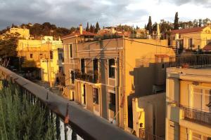 vista su una città con edifici gialli di Unique - Spacious Studio with rooftop / Thissio ad Atene