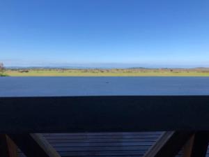 vistas a una gran masa de agua en Driftwood Villas, en Sandy Point