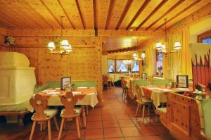 restauracja ze stołami i krzesłami w pokoju w obiekcie Kaiserhotel Kitzbühler Alpen w mieście Oberndorf in Tirol