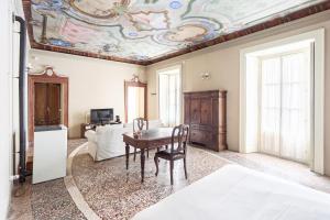 صورة لـ Palazzo Mia by iCasamia في Castello Cabiaglio