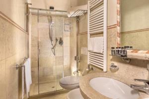 ein Badezimmer mit Toilette, Waschbecken und Dusche in der Unterkunft Palazzina Veneziana in Venedig