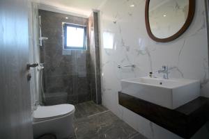 Koupelna v ubytování Hotel Sunway + 20 fotografií