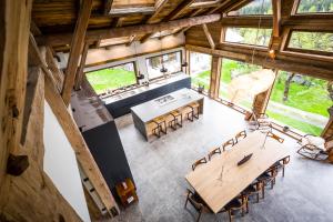 een uitzicht op een eetkamer in een huis bij Chalet Léandre in Les Houches