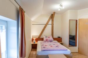 Ein Bett oder Betten in einem Zimmer der Unterkunft Gaststätte und Pension Zur Einkehr