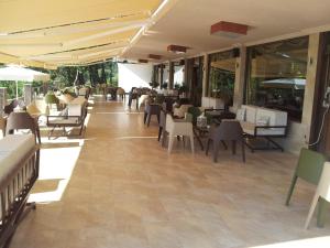 Plotini Hotel tesisinde bir restoran veya yemek mekanı