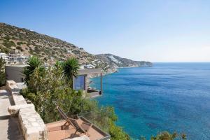 widok na ocean z domu w obiekcie Zen House Crete w mieście Palaiokastro