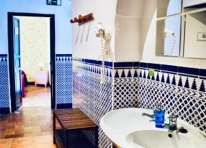 ein Badezimmer mit Waschbecken und Spiegel in der Unterkunft Backpacker Al-Katre in Córdoba + 89 Fotos