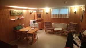 a room with a table and chairs and a microwave at Hotell Zlafen Bed and Breakfast in Karlskoga
