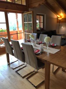 - une table et des chaises en bois dans le salon dans l'établissement Farnreit, à Brixen im Thale