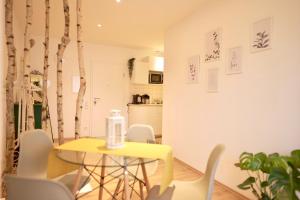 una sala da pranzo con tavolo e sedie gialli di Modernes Loft-Apartment im Herz von Kassel mit Netflix a Kassel