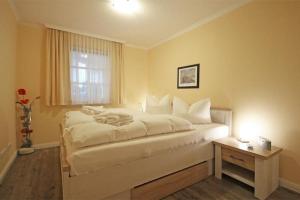 キュールングスボルンにあるHaus-Atlantik-Wohnung-1-06-110のベッドルーム(大きな白いベッド1台、窓付)