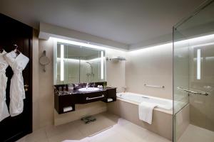 Koupelna v ubytování Bab Al Qasr Hotel