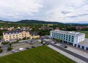 z góry widok na miasto z budynkiem w obiekcie Rebhan's Klassik w mieście Stockheim