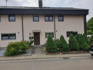 uma casa com um monte de árvores em frente em Ferienwohnung Bad Rappenau em Bad Rappenau