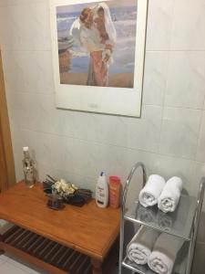 łazienka ze stołem i obrazem na ścianie w obiekcie Acogedor estudio junto a pista w mieście Sierra Nevada +13 zdjęć