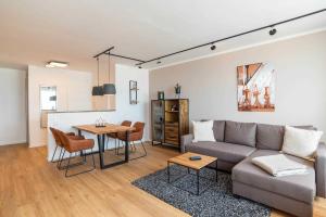 uma sala de estar com um sofá e uma mesa em Ferienwohnung Dock 13 em Schilksee