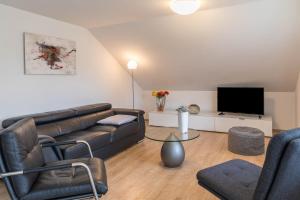a living room with a couch and a tv at Ferienwohnung Lumafe in Überlingen