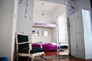 コルドバにあるバックパッカー アルカトレの二段ベッド2台と椅子が備わる客室です。