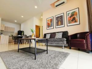 sala de estar con sofá y mesa en Skypod Residence Puchong, en Puchong