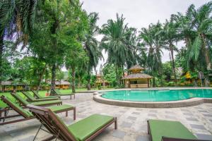 Bazén v ubytování Hotel Siblanburi Resort nebo v jeho okolí