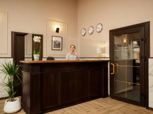 斯摩棱斯克的住宿－Bridge Hotel，站在房间柜台上的女人