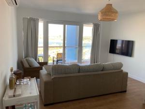 un salon avec un canapé et une table dans l'établissement Ryan´s Flat, à Portimão