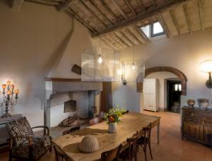 une salle à manger avec une table et une cheminée dans l'établissement Villa Bottaia - Homelike Villas, à Molinelli